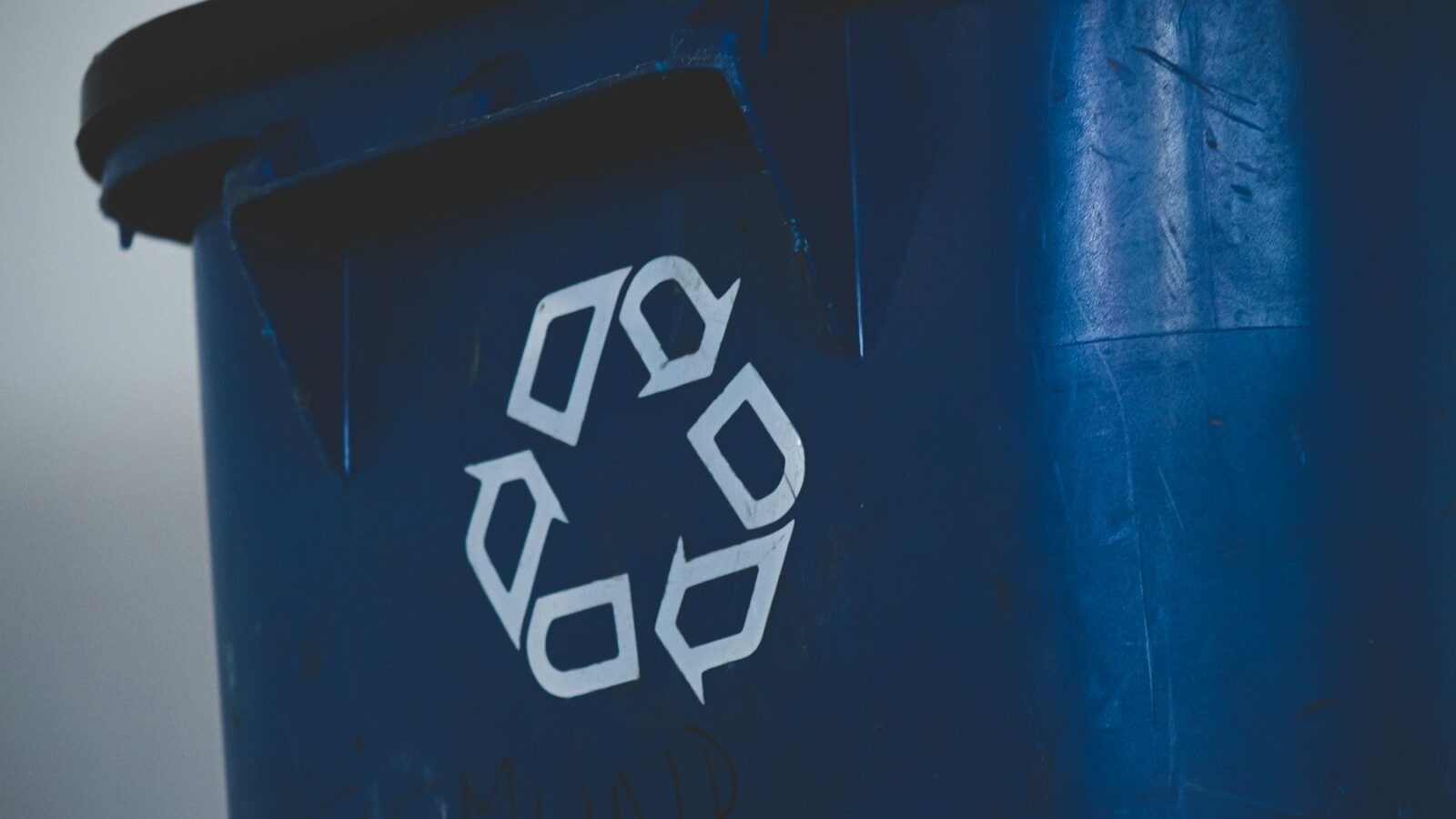Pojemnik z symbolem recyklingu